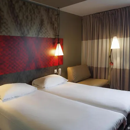 Ibis Paris La Defense 3*