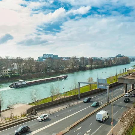 מלון Ibis Paris La Defense 3*