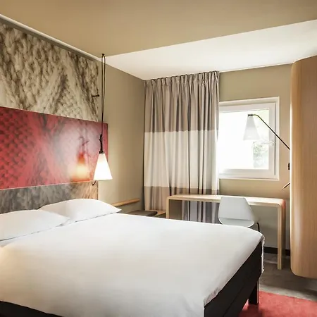 Ibis Paris La Defense 3*