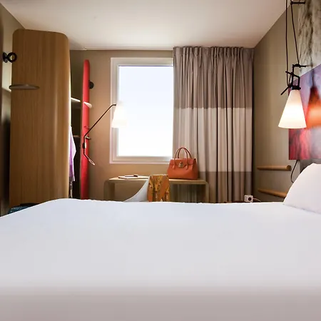 Ibis Paris La Defense 3*