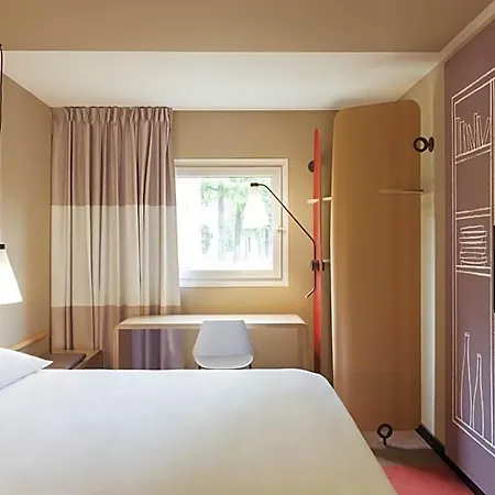 Ibis Paris La Defense 3*