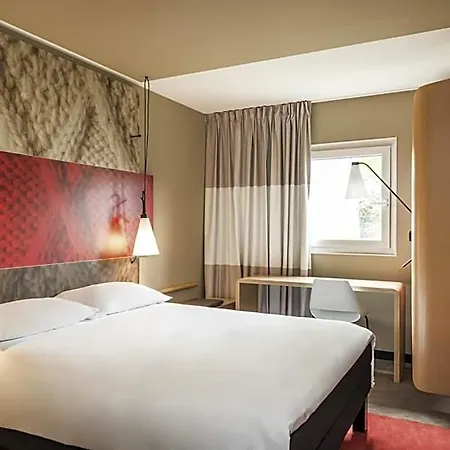 Ibis Paris La Defense 3*