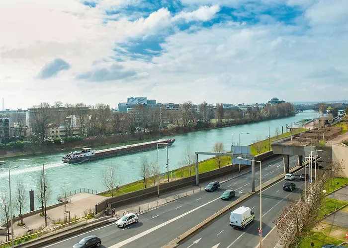מלון Ibis Paris La Defense 3*